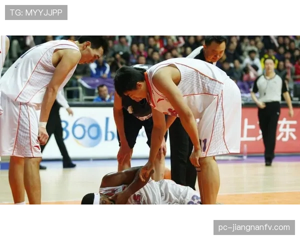 拉人犯规为何有时不吹？裁判判罚的3个关键尺度