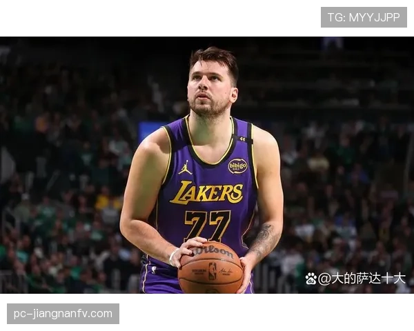 挡拆掩护为东契奇制造错位，威廉姆斯拉开外线空间